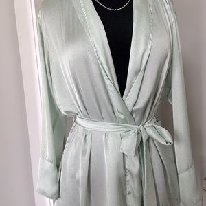 Intimo💫light green short robe with long sleeves size S/M Very good condition.